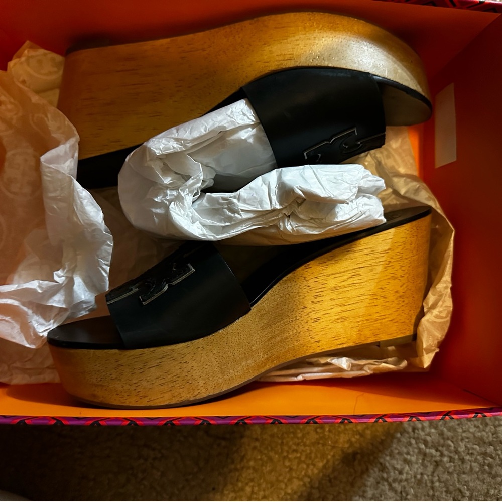 Tory Burch Wedge Sandals 👡 like new 🛍️